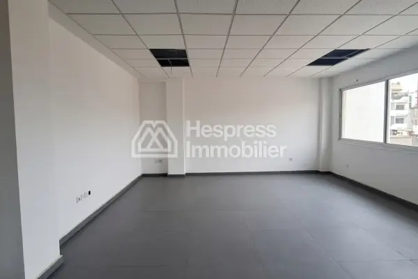 Bureaux en location à Beauséjour. Surface de 37 m². Places de parking