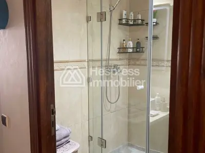 استأجر هذه الشقة في الأميرات . غرفتا نوم مريحتان. مرآب خاص.