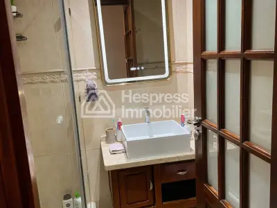 استأجر هذه الشقة في الأميرات . غرفتا نوم مريحتان. مرآب خاص.
