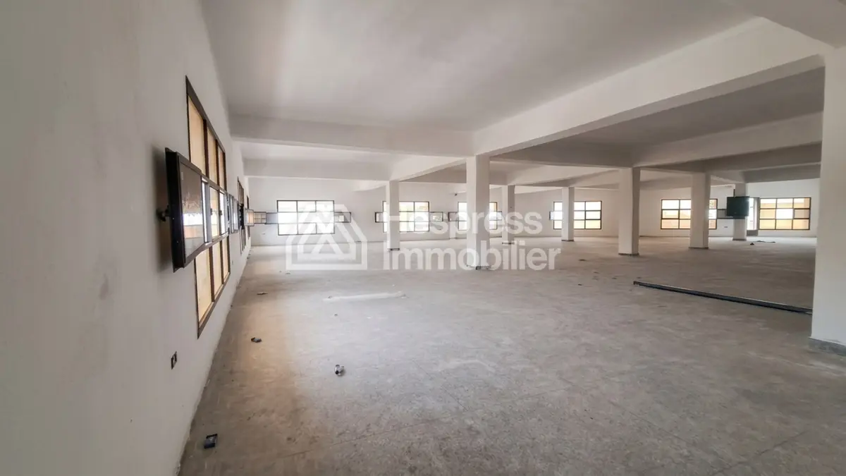 Commercial premises for rent at Lissasfa . Area of ​​500 m². Elevator