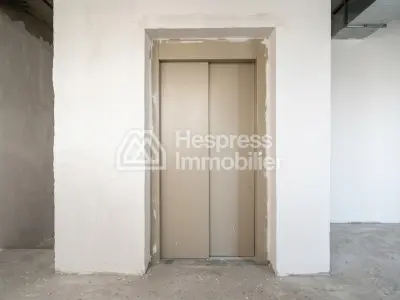 Commercial premises for rent at Lissasfa . Area of ​​500 m². Elevator