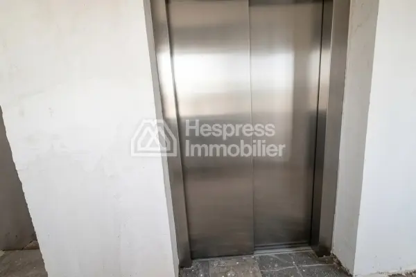 Commercial premises for rent at Lissasfa . Area of ​​500 m². Elevator