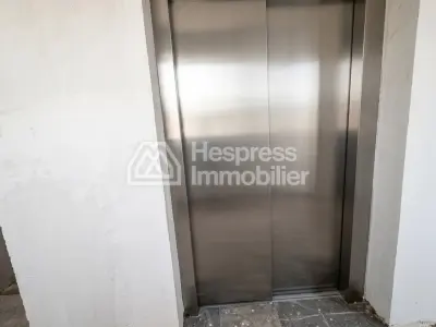 Commercial premises for rent at Lissasfa . Area of ​​500 m². Elevator