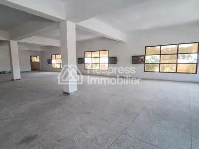 Commercial premises for rent at Lissasfa . Area of ​​500 m². Elevator