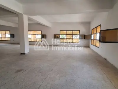 Commercial premises for rent at Lissasfa . Area of ​​500 m². Elevator