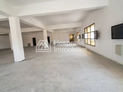 Commercial premises for rent at Lissasfa . Area of ​​500 m². Elevator