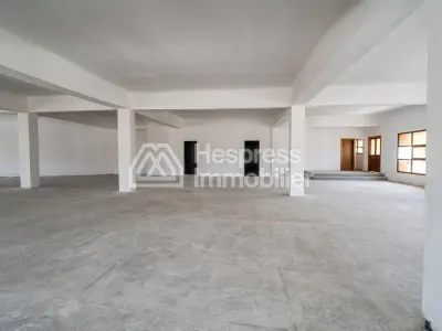 Commercial premises for rent at Lissasfa . Area of ​​500 m². Elevator
