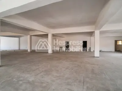 Commercial premises for rent at Lissasfa . Area of ​​500 m². Elevator