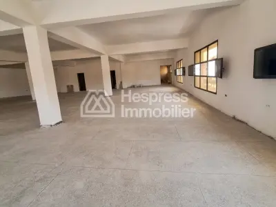 Commercial premises for rent at Lissasfa . Area of ​​500 m². Elevator