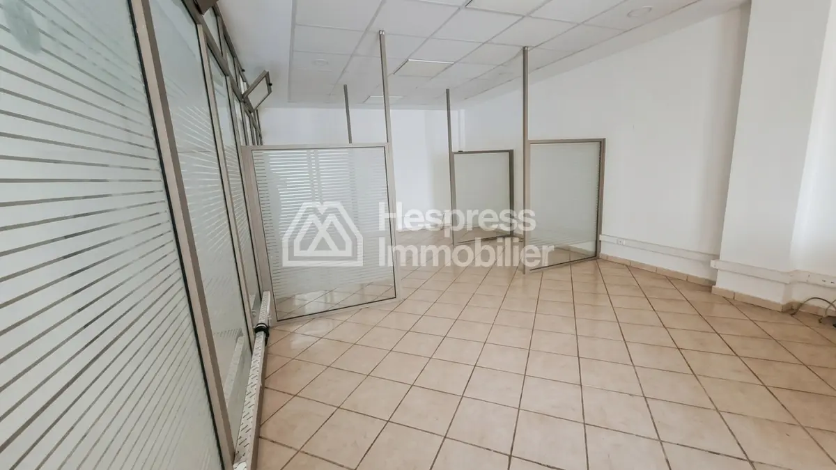 Rent this commercial space at Californie . Area of ​​130 m²