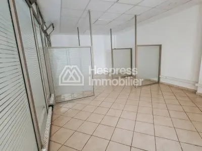 Rent this commercial space at Californie . Area of ​​130 m²