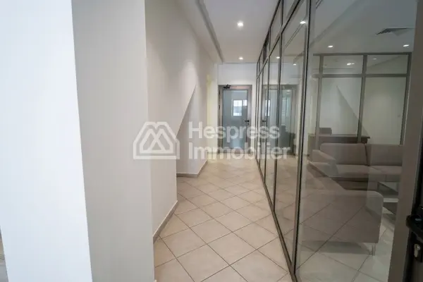Rent this commercial space at Californie . Area of ​​130 m²