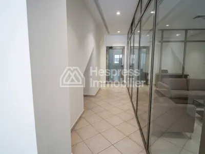 Rent this commercial space at Californie . Area of ​​130 m²
