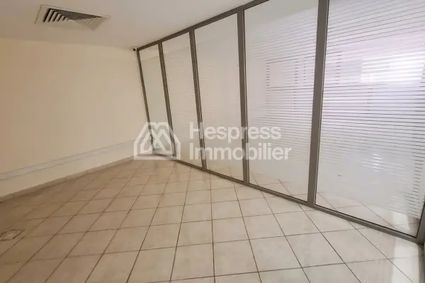 Rent this commercial space at Californie . Area of ​​130 m²