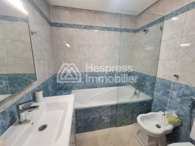 شقة للإيجار في تمديد المعاريف . غرفتان. مع مرآب ومصعد