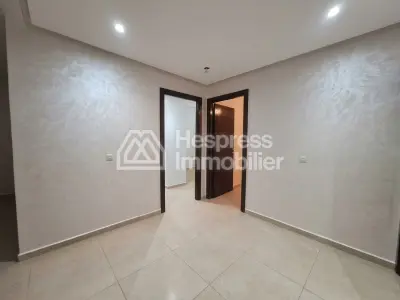 Appartement à l'achat à Oulfa. 2 grandes pièces. Places de parking et beau jardin
