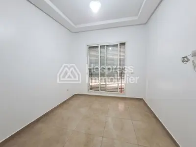 Appartement à l'achat à Oulfa. 2 grandes pièces. Places de parking et beau jardin