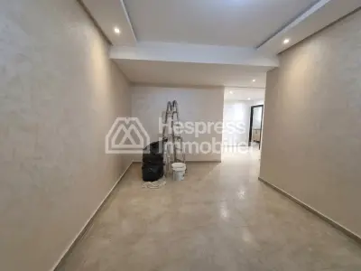 Appartement à l'achat à Oulfa. 2 grandes pièces. Places de parking et beau jardin