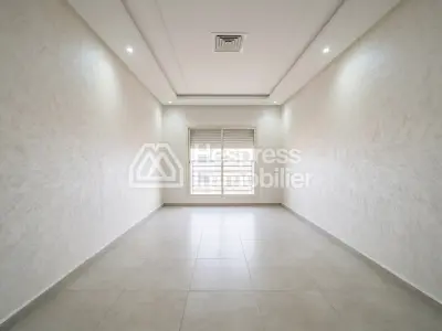 Appartement à l'achat à Oulfa. 2 grandes pièces. Places de parking et beau jardin