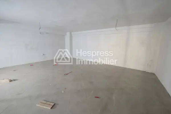 Local commercial de 300 m au bd Oum rabii