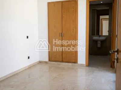شقة رائعة للإيجار في المعاريف . غرفتا نوم مريحتان. مصعد ومواقف سيارات.
