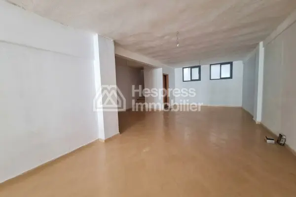 Local commercial à louer à Maârif. Surface totale 160 m²