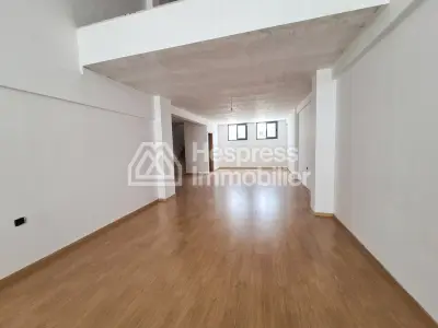 Local commercial à louer à Maârif. Surface totale 160 m²