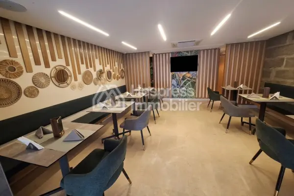 Rent the ideal premises at Oulfa . Area 160 m². Garage