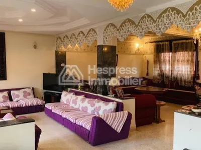 منزل فاخر للبيع في حي السلام بمركز سي آي إل. مساحته 800 متر مربع. حديقة وكراج.