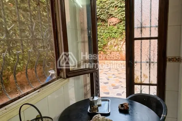 Maison de haut standing à vendre à CIL Hay Salam. Surface de 800 m². Jardin et garage