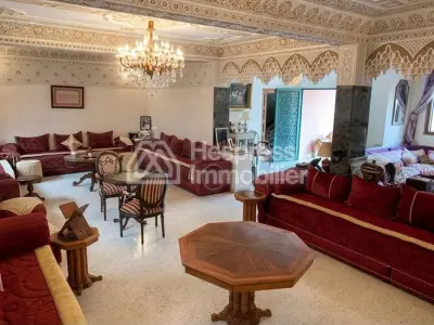 منزل فاخر للبيع في حي السلام بمركز سي آي إل. مساحته 800 متر مربع. حديقة وكراج.