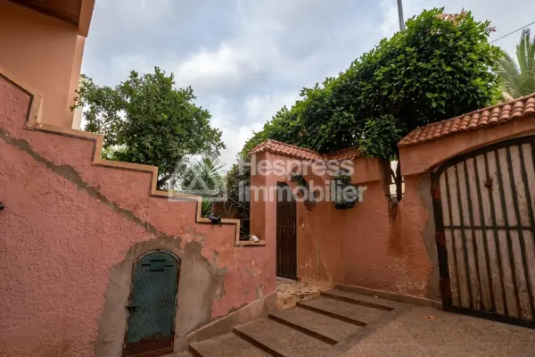 Maison de haut standing à vendre à CIL Hay Salam. Surface de 800 m². Jardin et garage