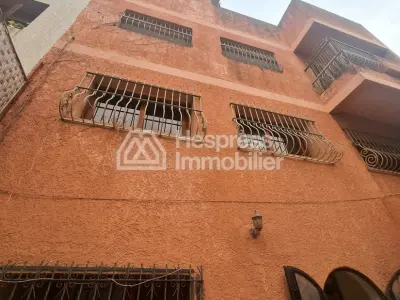 منزل فاخر للبيع في حي السلام بمركز سي آي إل. مساحته 800 متر مربع. حديقة وكراج.