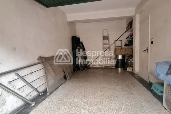 Maison de haut standing à vendre à CIL Hay Salam. Surface de 800 m². Jardin et garage