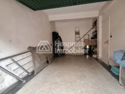 منزل فاخر للبيع في حي السلام بمركز سي آي إل. مساحته 800 متر مربع. حديقة وكراج.