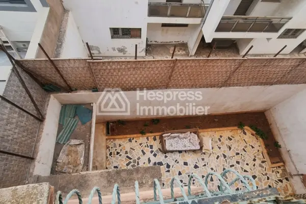 Maison de haut standing à vendre à CIL Hay Salam. Surface de 800 m². Jardin et garage
