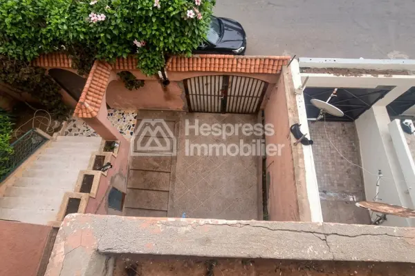 Maison de haut standing à vendre à CIL Hay Salam. Surface de 800 m². Jardin et garage