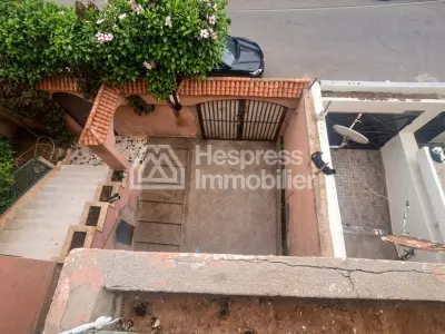 منزل فاخر للبيع في حي السلام بمركز سي آي إل. مساحته 800 متر مربع. حديقة وكراج.