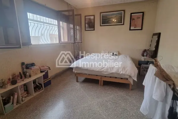 Maison de haut standing à vendre à CIL Hay Salam. Surface de 800 m². Jardin et garage
