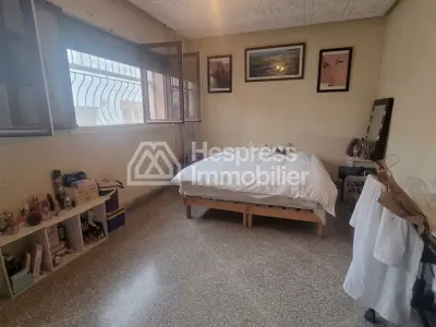 منزل فاخر للبيع في حي السلام بمركز سي آي إل. مساحته 800 متر مربع. حديقة وكراج.