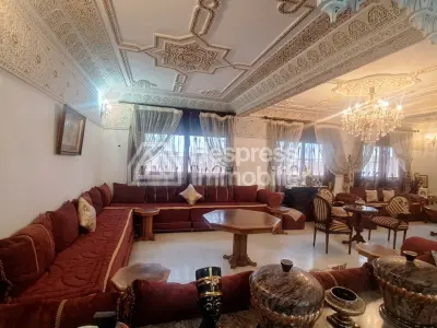 منزل فاخر للبيع في حي السلام بمركز سي آي إل. مساحته 800 متر مربع. حديقة وكراج.
