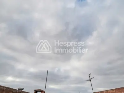 منزل فاخر للبيع في حي السلام بمركز سي آي إل. مساحته 800 متر مربع. حديقة وكراج.