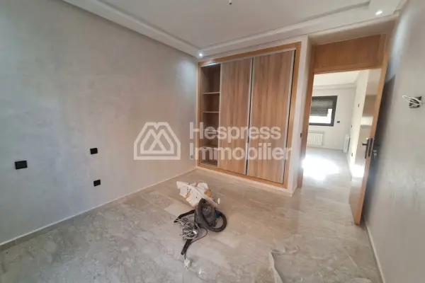 Vend appartement à Maârif. 1 Pièce. Avec garage et ascenseur
