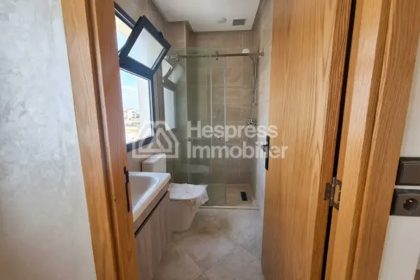 Vend appartement à Maârif. 1 Pièce. Avec garage et ascenseur