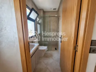 Vend appartement à Maârif. 1 Pièce. Avec garage et ascenseur
