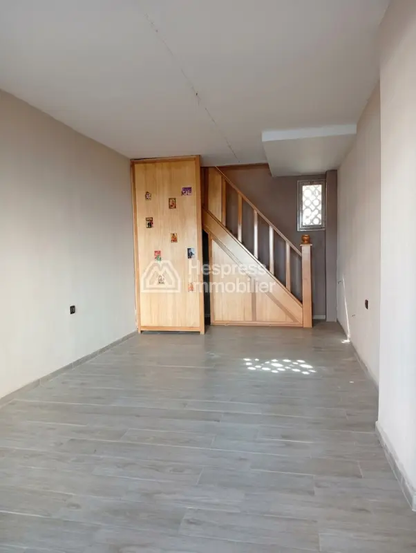 Commercial shop of 23 m² plus the Mz for 8000dh