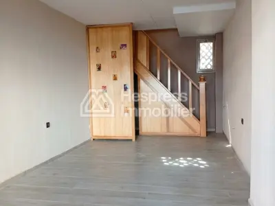 Commercial shop of 23 m² plus the Mz for 8000dh