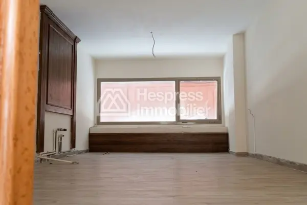 Commercial shop of 23 m² plus the Mz for 8000dh