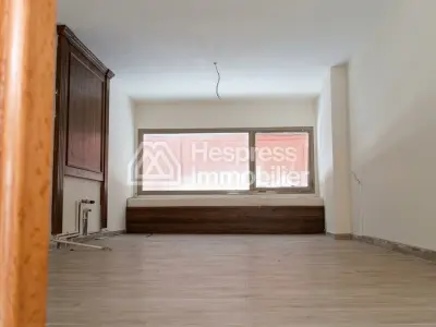 Commercial shop of 23 m² plus the Mz for 8000dh