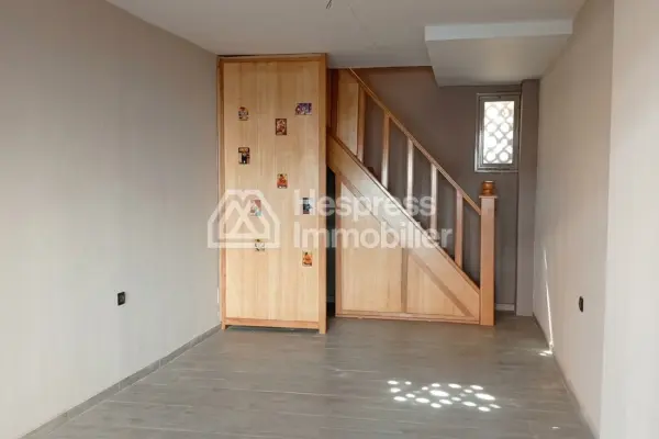 Commercial shop of 23 m² plus the Mz for 8000dh